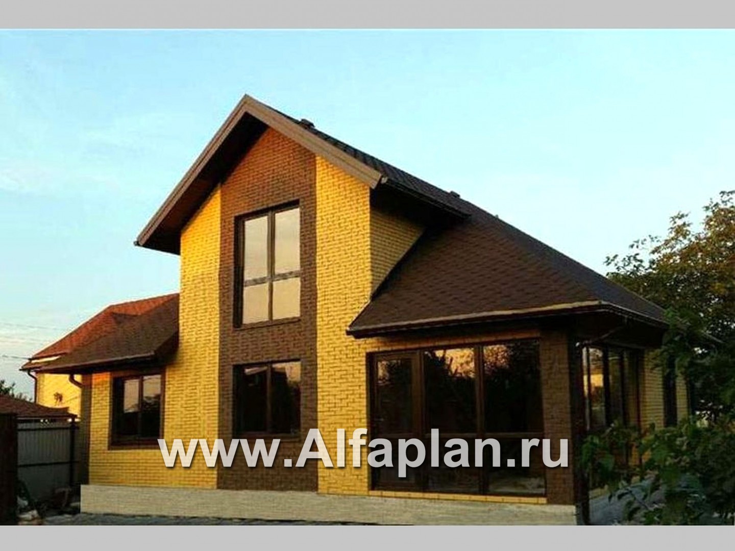 Проекты домов Альфаплан - «Замечательный сосед» - небольшой дом с верандой и студией в мансарде - дополнительное изображение №2